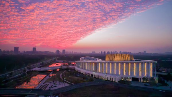 东南配资 从“森林剧院”到“文化枢纽”：九棵树以“首演码头”模式为远郊剧场破局